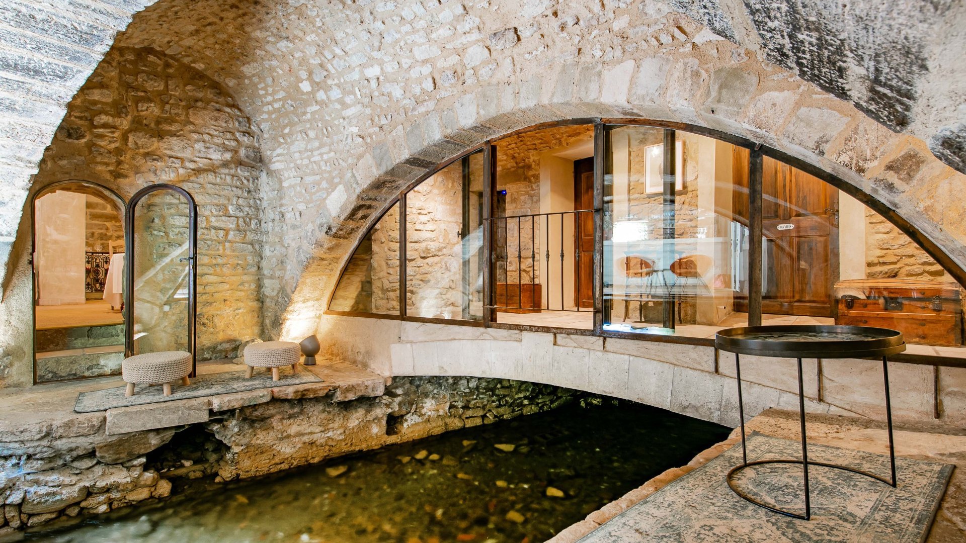 Une maison provençale historique au-dessus de la Sorgue